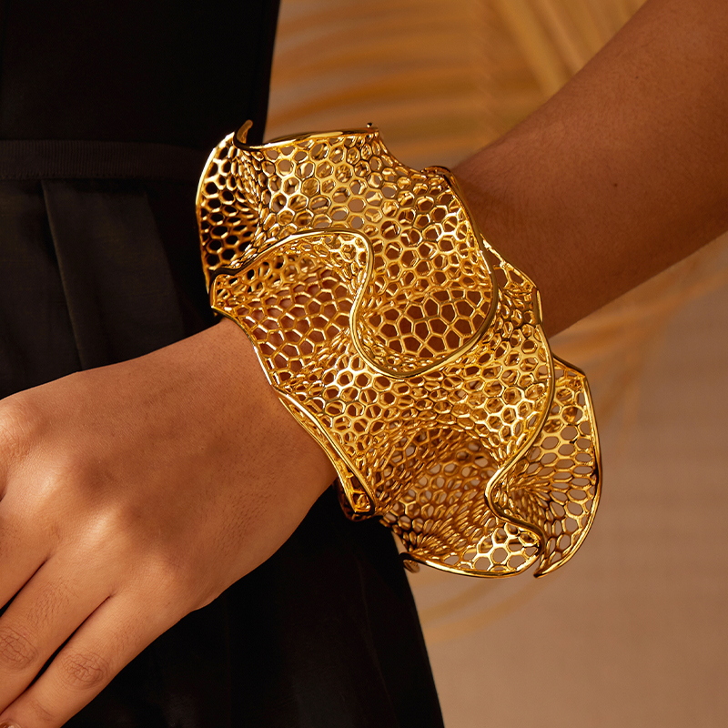 Women'S Fashion Website - Pulseira de cor dourada com design