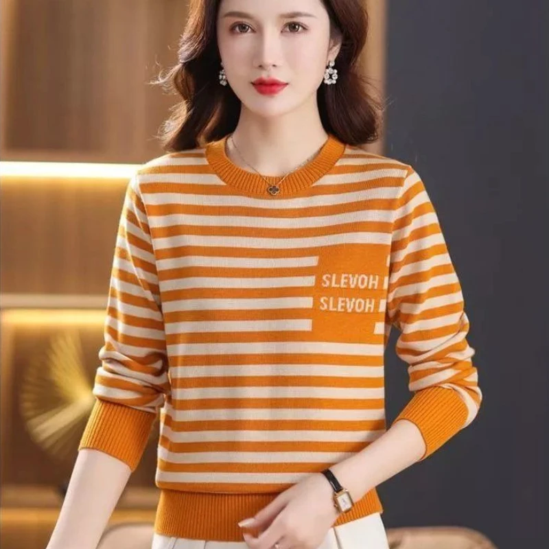 Women'S Fashion Trends Fall 2025 - Rodada o pescoço solto camisola de